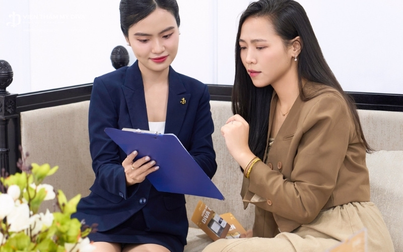 Bạn sẽ được thăm khám và tư vấn "tất tần tật" về dịch vụ phun mí phượng hoàng