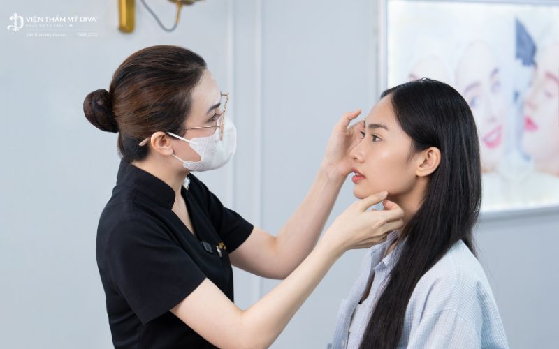Chuyên viên kiểm tra kỹ tình trạng chân mày và tư vấn phun xăm kỹ thuật phù hợp