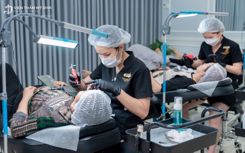 Sửa lông mày hỏng - Cách khắc phục lỗi phun mày nhanh chóng 15 Đội ngũ nhân viên làm việc với tác phong chuyên nghiệp và tận tâm