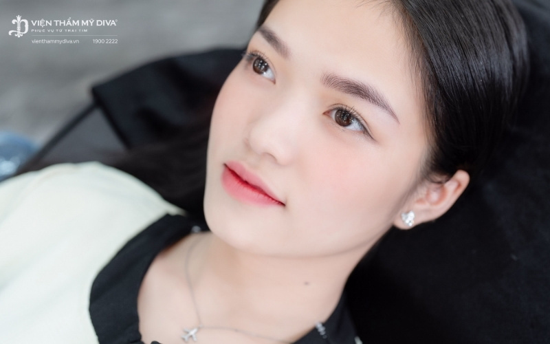 Phun mí phượng hoàng nổi bật với đuôi mắt xếch, dài và mềm mại