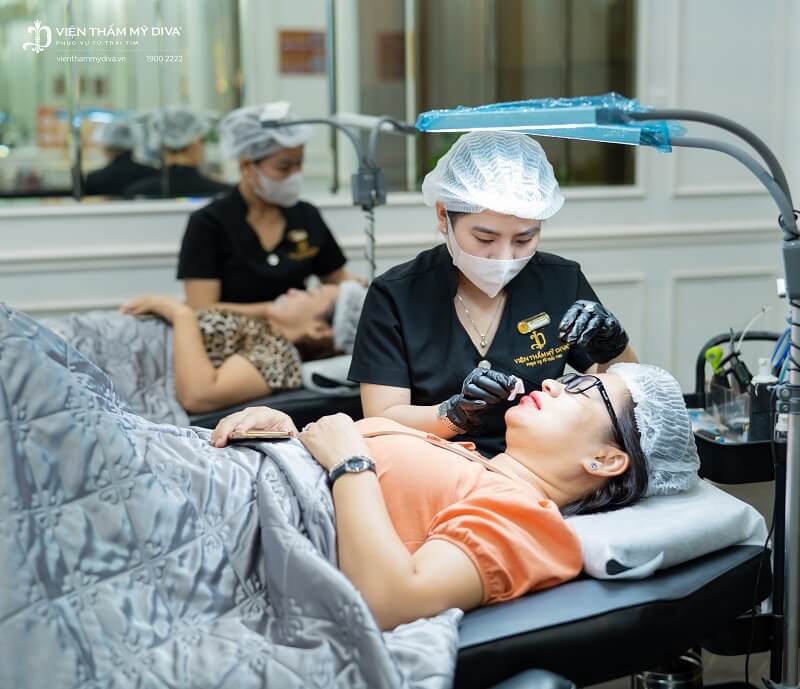 Phái đẹp trải nghiệm soi da miễn phí với công nghệ AI trong sự kiện.