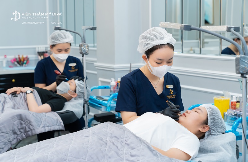 kỹ thuật viên dặm môi