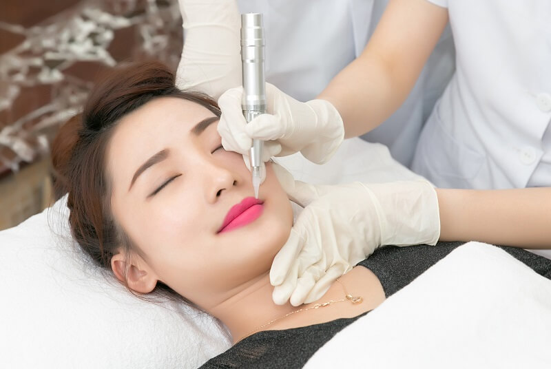 Dặm môi là gì? Tại sao nên dặm môi?