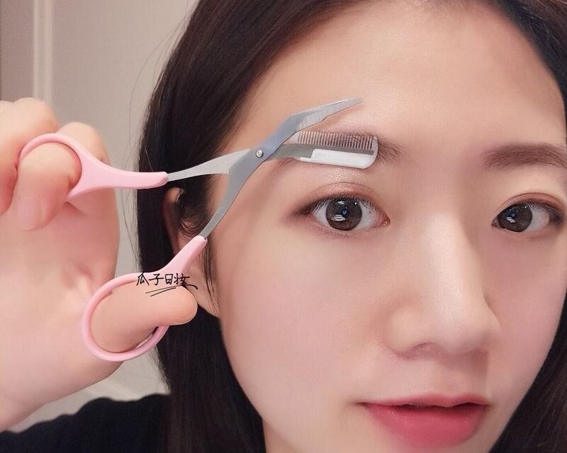 Dùng kéo tỉa giúp bạn thay đổi dáng lông mày đơn giản và nhanh chóng Dùng kéo tỉa