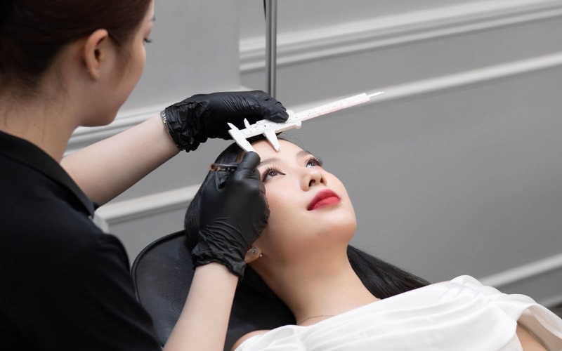 Để tìm kiếm một địa chỉ phun xăm chân mày uy tín, bạn cần lưu ý đến nhiều yếu tố