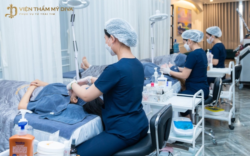 Bạn nên thực hiện liệu trình tại các cơ sở làm đẹp có đội ngũ chuyên viên kinh nghiệm