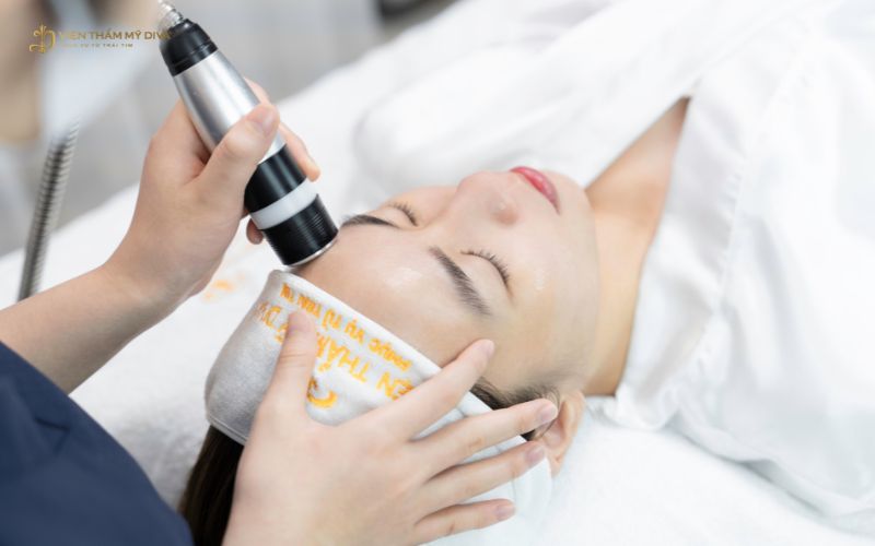Chuyên viên tiếp tục điện di tinh chất cho da khoảng 3 - 5 phút