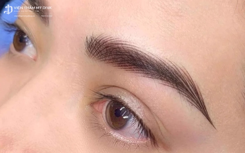 Điêu khắc chân mày mô phỏng lại từng sợi lông mày vô cùng chân thực