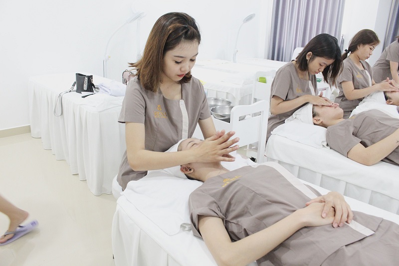 Có nên theo học nghề chăm sóc da hay không?