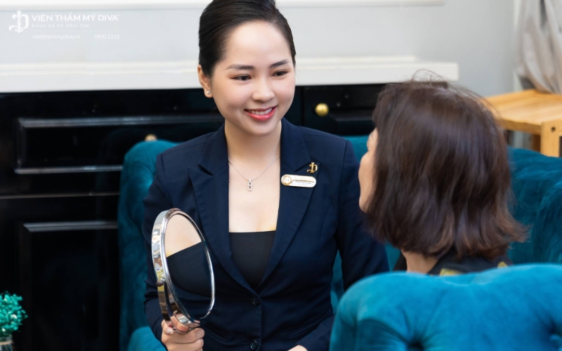 Chuyên viên sẽ hướng dẫn cách vệ sinh và chăm sóc chân mày tại nhà đúng cách
