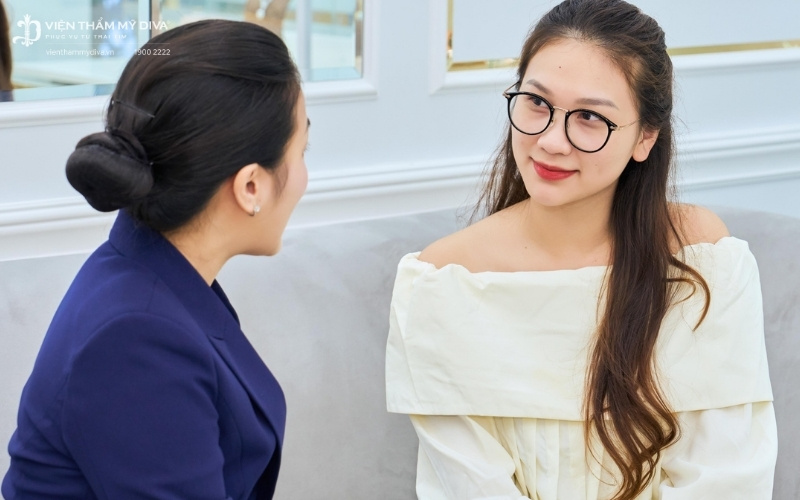 Chuyên viên phun xăm sẽ hướng dẫn cách vệ sinh và chăm sóc chân mày tại nhà