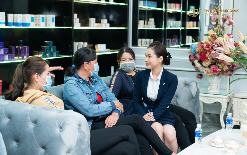 Nhân viên tư vấn tại Viện thẩm mỹ DIVA tận tình, chu đáo với từng khách hàng