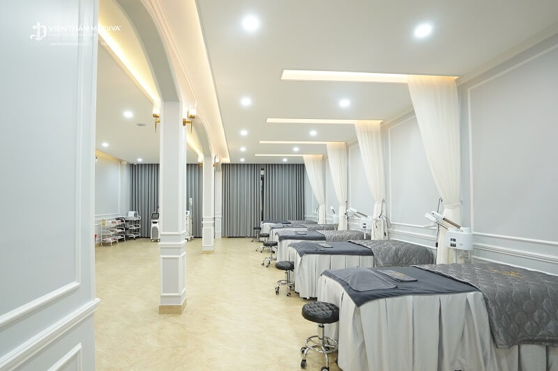 không gian phun mày