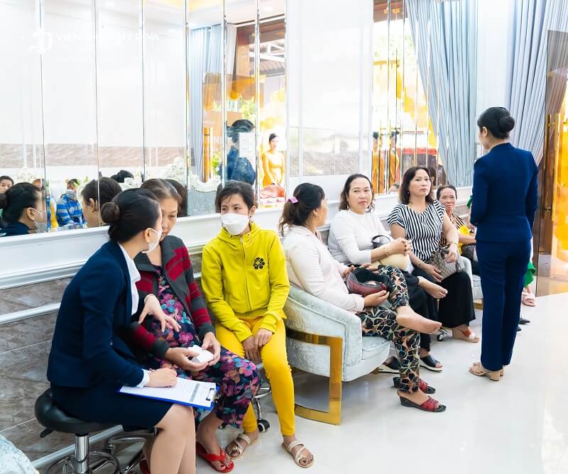 Tư vấn cho khách 