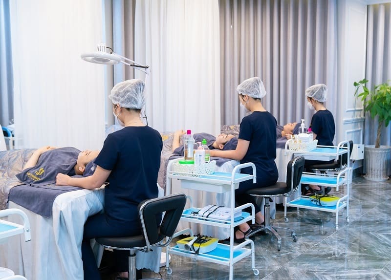 Đông đảo khách hàng đến trải nghiệm dịch vụ tại Viện thẩm mỹ DIVA Quảng Trị