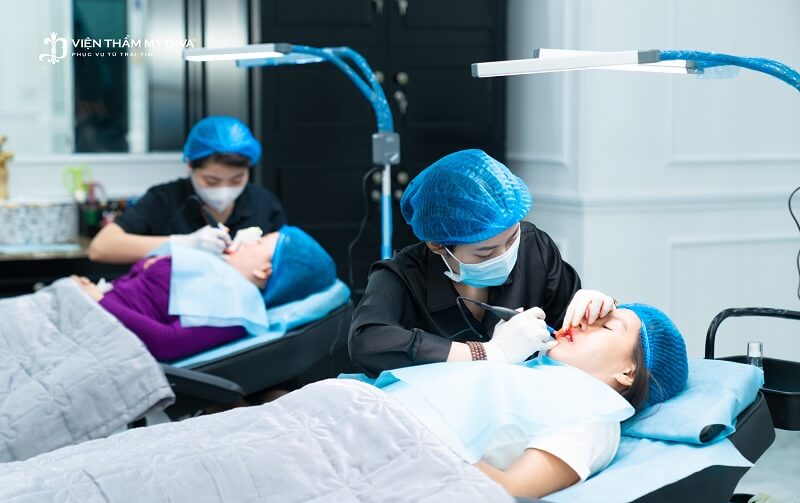 Chuyên viên thực hiện dặm môi có tay nghề cao