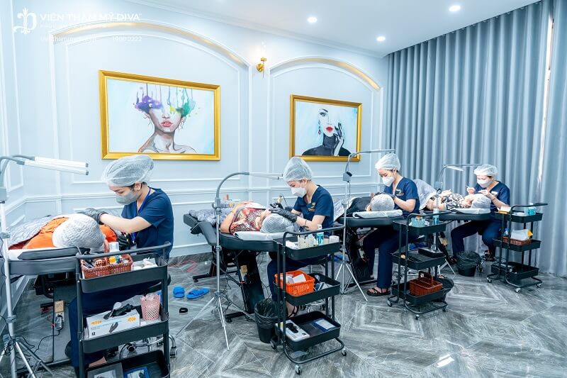 Phun môi cho khách 