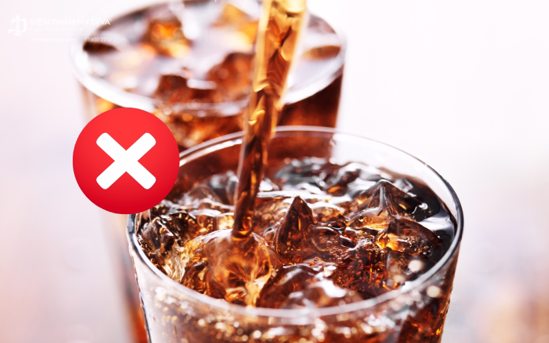 Nước ngọt có gas tăng nguy cơ kích ứng môi sau khi dặm