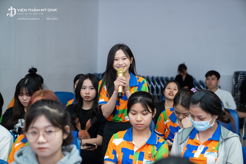 Các bạn sinh viên đặt câu hỏi giao lưu trong Workshop của bà Đinh Thị Thu Hà 