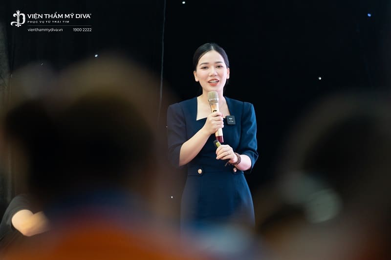 Bà Đinh Thị Thu Hà - Đại diện Viện thẩm mỹ DIVA phát biểu trong buổi lễ
