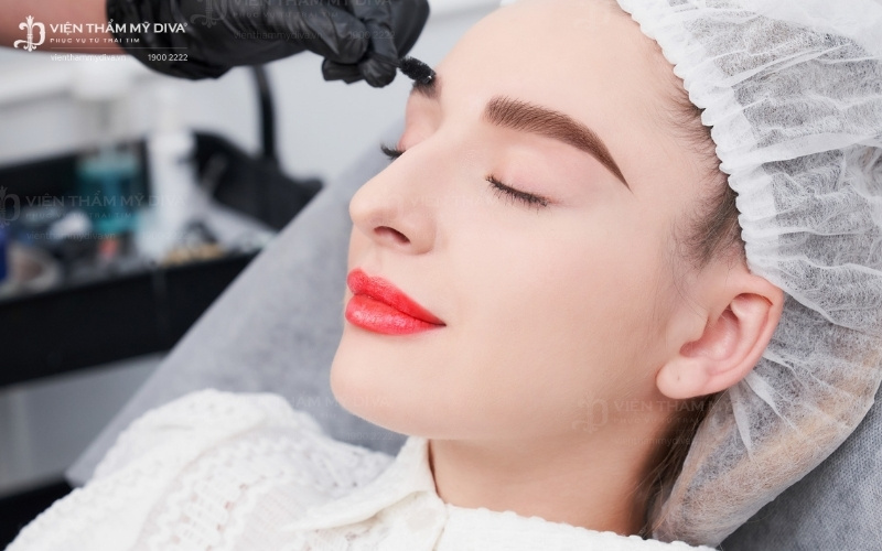 Giá phun mày tán bột dao động từ 2,5 - 5 triệu tùy vào từng cơ sở làm đẹp