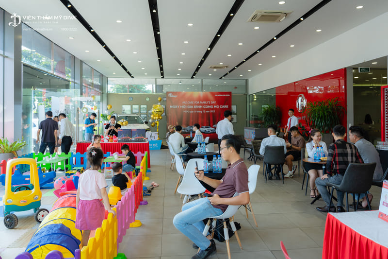 Đông đảo khách hàng trải nghiệm soi da AI miễn phí tại sự kiện