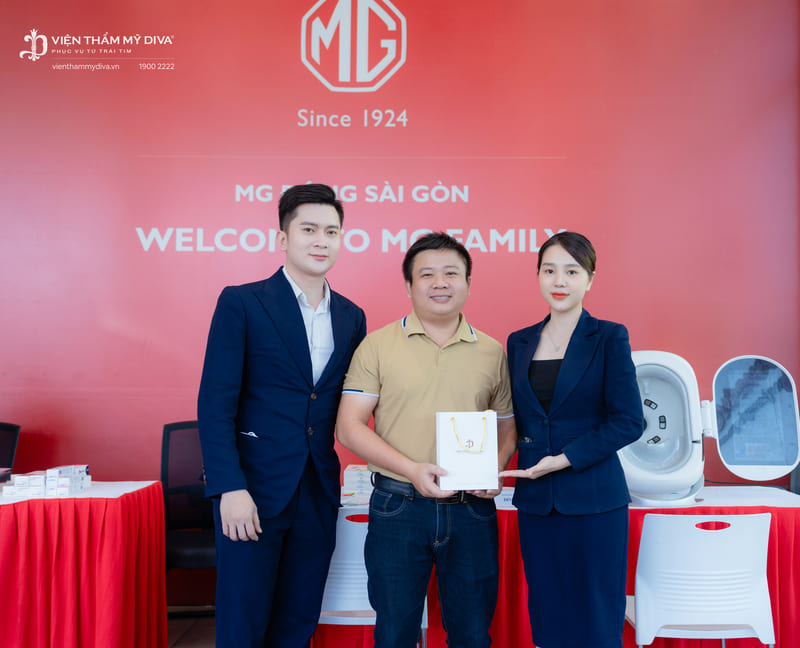 Hàng ngàn phần quà được trao tay khách hàng tại sự kiện