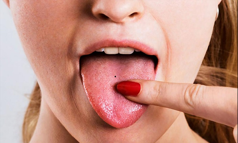 Chỉ tay vào nốt ruồi 