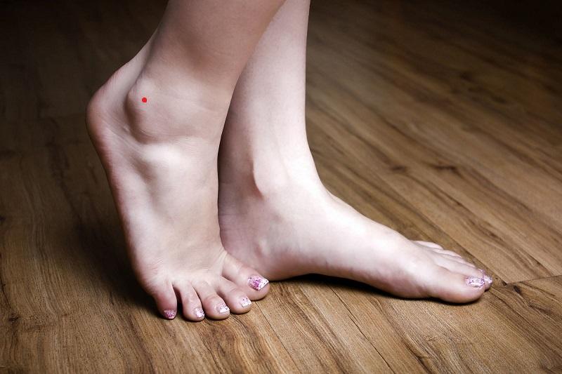 Người có nốt ruồi son mắt cá chân
