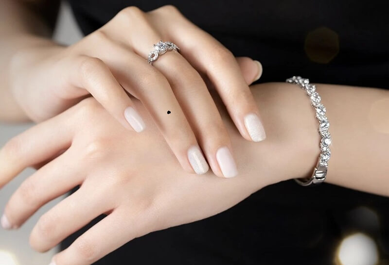 Tiết lộ Ý nghĩa Nốt ruồi Ngón Tay Áp Út: Tình Yêu, Sự Nghiệp và Tính Cách 6