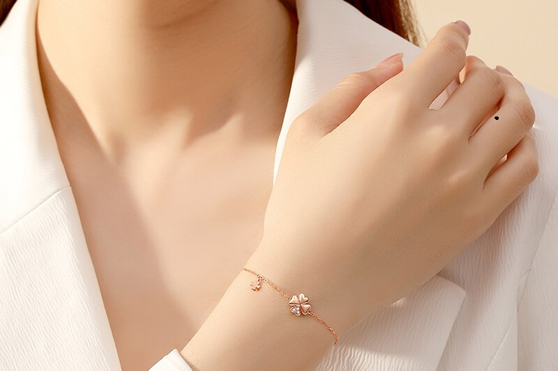 Tiết lộ Ý nghĩa Nốt ruồi Ngón Tay Áp Út: Tình Yêu, Sự Nghiệp và Tính Cách 8