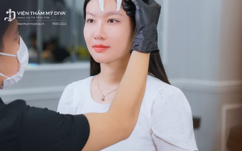 Chuyên viên phác thảo dáng mày theo tỉ lệ khuôn mặt