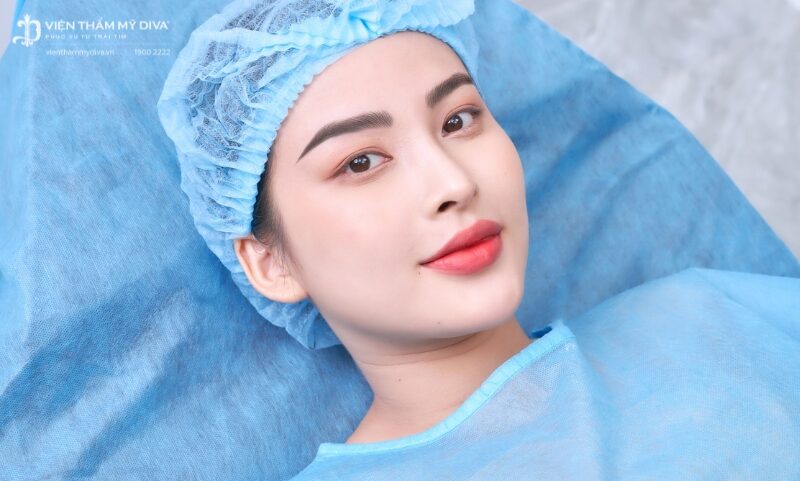 phun mày bút chì sẽ tạo hiệu ứng tự nhiên, mềm mại như kẽ bằng bút chì trang điểm