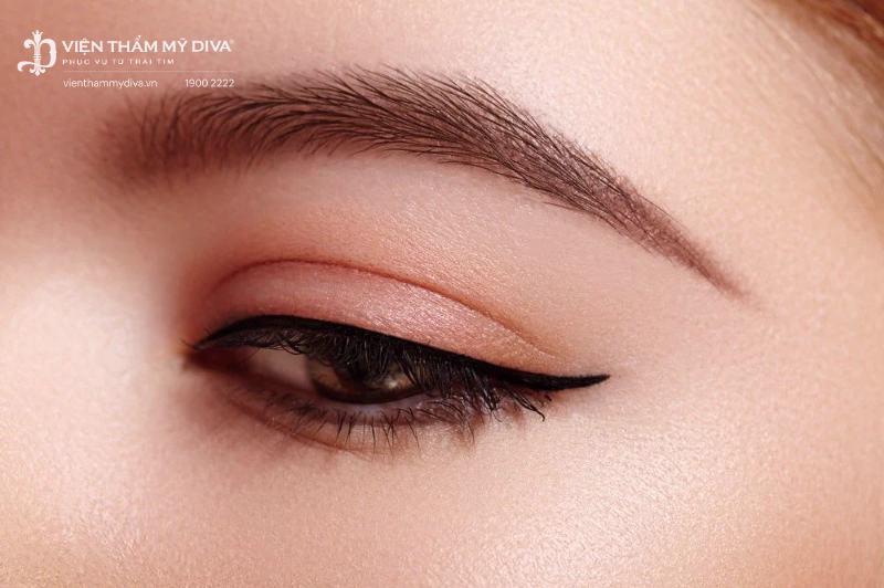 Phun mí eyeliner dùng mực phun tạo đường mí mắt như được kẻ bằng bút eyeliner
