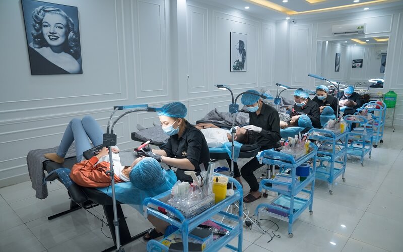 Đội ngũ chuyên viên thực hiện phun môi giàu kinh nghiệm