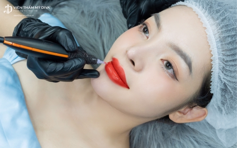 Phun môi collagen giúp tạo màu và bổ sung collagen cho môi
