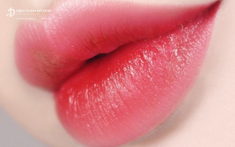 Phun môi ombre tạo cảm giác môi dày, căng mọng và quyến rũ