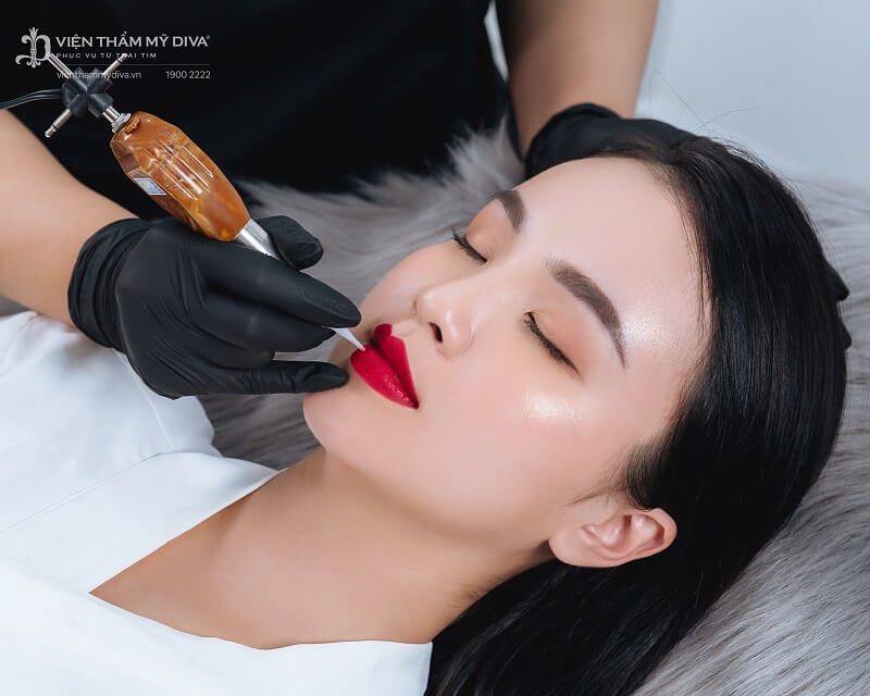 Phun môi tế bào gốc giúp cải thiện tình trạng môi thâm sạm, tối màu hiệu quả Phun môi tế bào gốc có những ưu và nhược điểm gì?