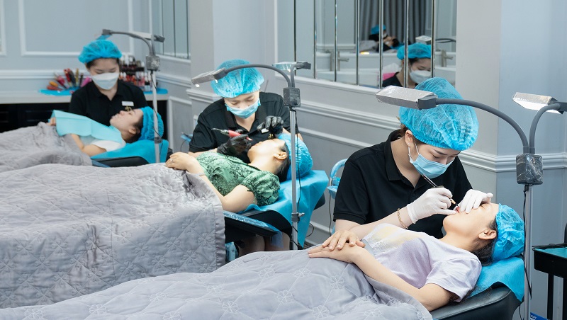 Chuyên viên dặm môi có kỹ năng và giàu kinh nghiệm