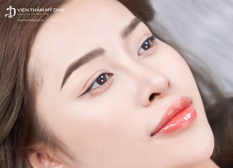 Độ bền màu của phun xăm chân mày thường kéo dài từ 1 - 3 năm