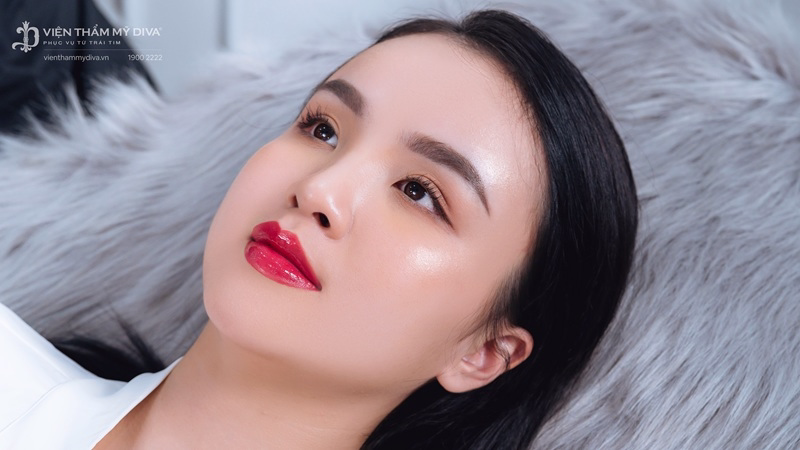 Phun xăm môi là gì? Bảng giá dịch vụ và Quy trình thực hiện 20 Môi có hiện tượng sưng và căng nhẹ trong vòng 1 - 2 ngày đầu sau phun