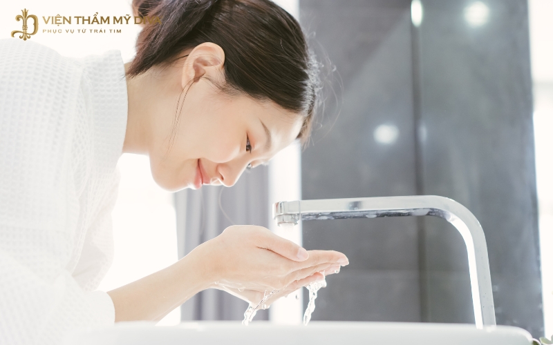 Bạn nên sử dụng sữa rửa mặt dịu nhẹ, không chà sát da sau khi vi kim tảo biển