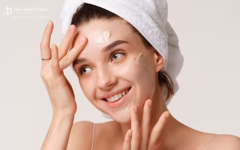 Dưỡng ẩm đầy đủ giúp da hạn chế tiết dầu nhờn