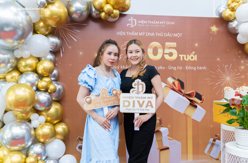 Khách hàng cùng nhau check-in tại bữa tiệc tạo không khí tươi vui