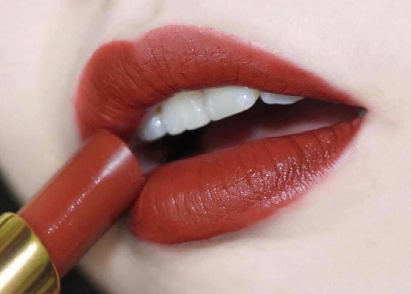 Đánh son trực tiếp lên môi