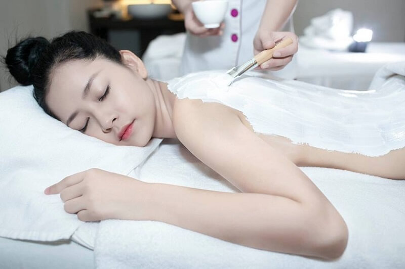 Thoa dưỡng chất lên da