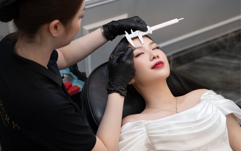 Kỹ thuật viên sẽ thiết kế dáng mày trước khi phun xăm để đảm bảo bạn có dáng mày ưng ý nhất
