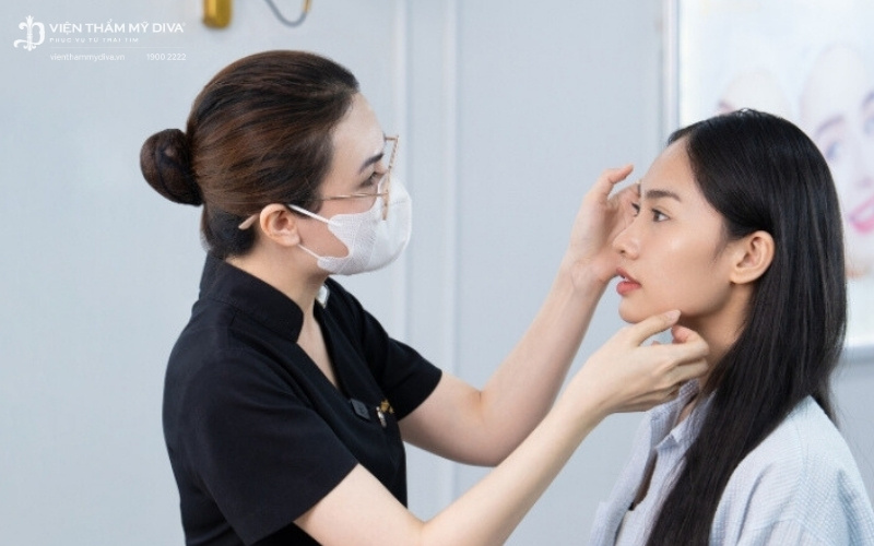 Chuyên viên sẽ tư vấn kỹ càng kiểm tra da trước khi phun tán bột chân mày