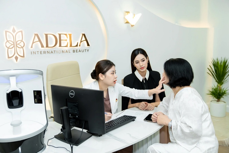 Thẩm mỹ viện Adela thăm khám tận tình cho khách hàng