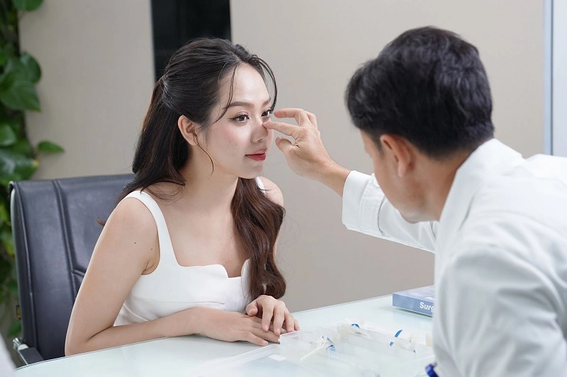 Nên trực tiếp đến cơ sở thẩm mỹ để nhận tư vấn chi tiết